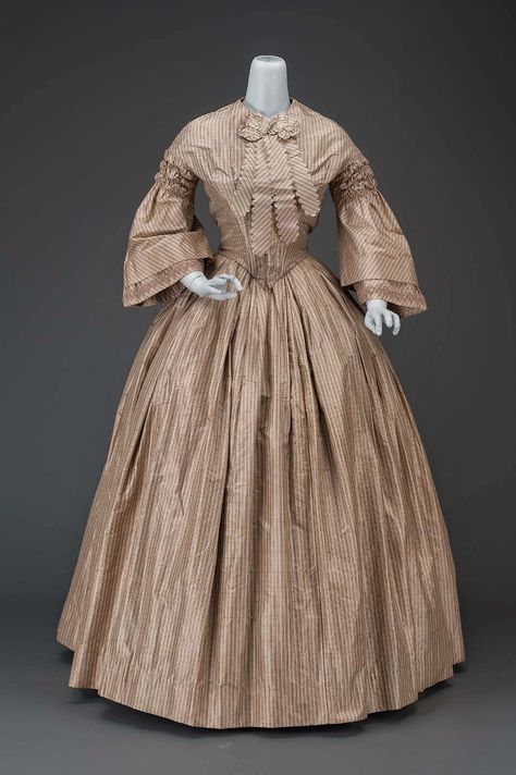 Beige taffeta dress, mid-19th cent | In the Swan's Shadow 1800 Clothing, Victorian Crinoline, 1850 Fashion, 1850s Fashion, 1860 Fashion, 19th Century Clothing, Period Pieces, 1800s Fashion, Historic Clothing