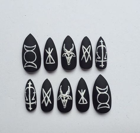 Satanic Nail Art, Satanic Nails, Nail Art Witch, Witchcraft Nails, Lilith Nails, Ice Makeup, Roach Clips, Black Stiletto Nails, Witch Nails