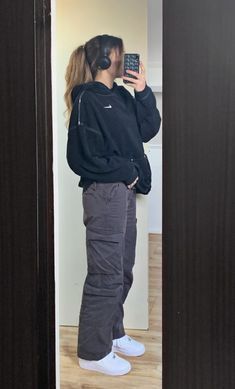 Grey Cargo Pants Outfit, Cargo Outfits Women, Celana Kargo, Cargo Outfit, Cargo Pants Outfit Women, Cargo Pants Outfits, Baddie Outfit, Winter Pants Outfit, Grey Cargo Pants