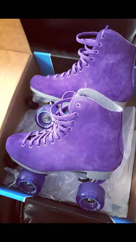 Purple Aesthetic Vintage, Purple Roller Skates, Hoverboard Girl, Roller Skating Outfits, Girls Roller Skates, Retro Roller Skates, Quad Roller Skates, Ice Skating Outfit, Roller Skate Shoes