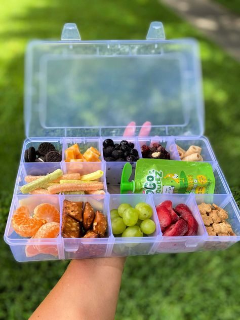 Make A Road Trip Snackle-Box for the Kids This Summer! Plane Snacks, Pool Snacks, Trail Mix Cookies, Snackle Box, School Menu, Beach Snacks, Trip Snacks, Homemade Trail Mix, Road Trip Food