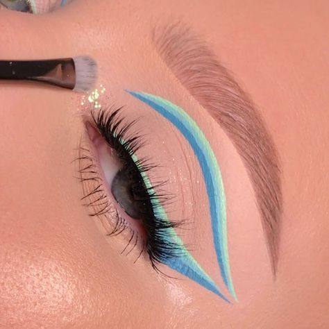 Lorde Concert, Colorful Liner, Blue Eyeliner Makeup, Makeup Geek Eyeshadow, Eyeliner Designs, Rave Makeup, Graphic Eyeliner, Ice Pop, Eye Makeup Designs