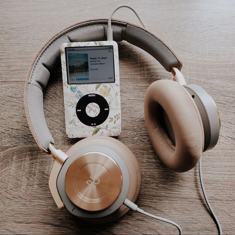 Ipod Asthetic, Ipod Aesthetic Old, Audiophile Aesthetic, Ipod Classic Aesthetic, Ipod Aesthetics, Ipod Aesthetic, Ipod Headphones, Ipod Classic, Retro Gadgets