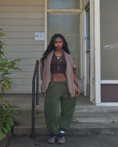 Green And Brown Streetwear, Black Women Outfits Streetwear, Black Women Fashion Streetwear, Baddie Aesthetic Outfits Winter, Black Women Street Fashion, Street Wear Black Women, Outfit Inspo Green Pants, Fashion Inspo Outfits Black Women, Green Cardigan Outfits