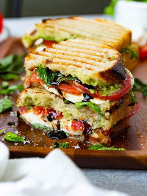 This balsamic glazed caprese panini is packed with the flavor of fresh tomatoes, arugula and fresh mozzarella. The best sandwich ever!! #sandwiches#caprese#fresh#panini Healthy Caprese, Caprese Sandwich Recipe, Caprese Sandwich, Oh Sweet Basil, Healthy Food Habits, Meatless Recipes, Healthy Food Facts, Cheap Healthy Meals, Healthy Meals To Cook