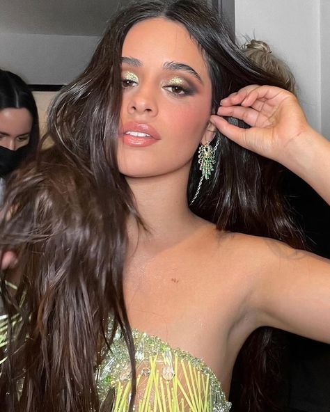 The Sparkly Eye Makeup Trend Is Actually Even Cooler Than It Sounds Camila Cabello Makeup, Sparkly Eye Makeup, Dewy Makeup Look, Liquid Shadow, Liquid Glitter Eyeshadow, Patrick Ta, Celebrity Makeup Looks, Sparkly Eyes, Urban Decay Cosmetics