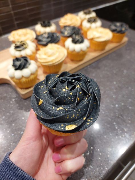 Black And Gold Wedding Cupcakes, 30th Cupcakes For Men, Black And Silver Cupcakes Ideas, Black And Gold Cupcakes For Men, Leo Cupcakes, Black And Gold Cupcakes Birthdays, Black And Silver Cupcakes, Black Wedding Cupcakes, Splatter Cupcakes