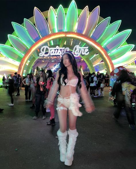 Rave Pose Ideas, Edc Vegas Outfit, Countdown Outfit Rave, Pokemon Rave Outfit, Countdown Nye Rave Outfits, All White Rave Outfit, Bear Rave Outfit, Sanrio Rave Outfit, Kaytranada Concert Outfit