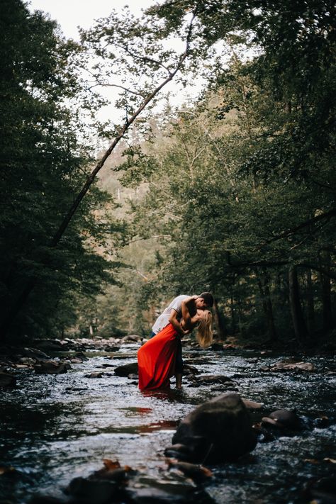 Brunette Engagement Photos, Smoky Mountain Couple Photos, Mountain Pre Wedding Photography, Engagement Photos By The River, Fall Creek Photoshoot, Creek Pictures Couples, Wilderness Engagement Photos, Creek Wedding Photos, Engagement Photos In Water Rivers