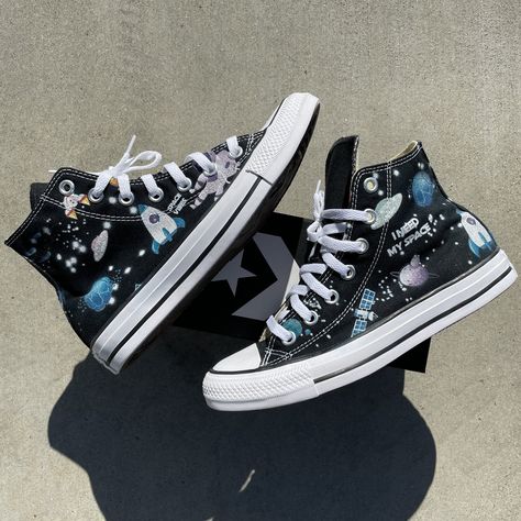 NASA Chucks Custom Black High Top Converse Canvas Shoes Painting, Space Converse, Converse Painted, Space Cartoon, Aesthetic Converse, Converse Design, Painted Converse, Painted Shoes Diy, Cute Converse