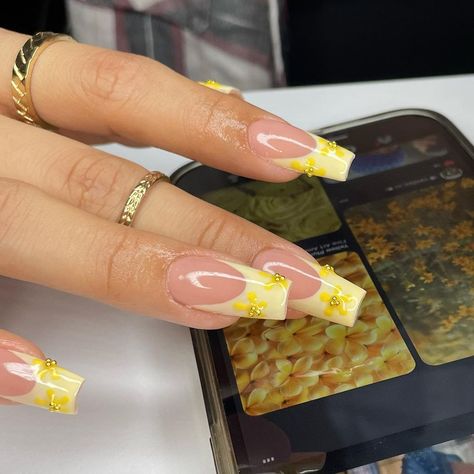 Quinceanera Nails, Glamorous Nails, Classy Acrylic Nails, Summer Acrylic Nails, Exotic Nails, Yellow Nails, Acrylic Nails Coffin Short, Minimalist Nails, Dream Nails