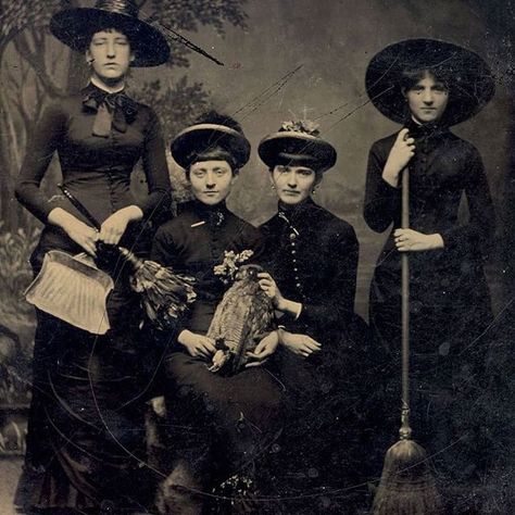 Witches of Instagram su Instagram: "Victorian women dressed up as witches, 1875.⁣ ⁣ During the 16th century, in parts of Europe, people who were accused of being witches were…" Herbal Perfume, Vintage Halloween Photos, Witch Photos, Creepy Photos, Witch Costumes, Peculiar Children, Morticia Addams, Victorian Photos, Vintage Witch