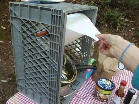 Paper Towel rolls always seem to blow away, fall on the ground & unravel ... milk crate w/ rod ... keep towels clean & w/in reach. Zelt Camping, Auto Camping, Camping Accesorios, Camping Diy, Camping 101, Camping Packing List, Kombi Home, Plastic Crates, Camping List