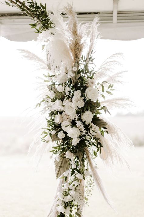 White Flowers With Pampas, Pampas With White Flowers, Greenery Floral Arrangement, Modern Wedding Centerpieces, White Wedding Arch, Turkey Wedding, Wedding Alters, Green Wedding Flowers, Exotic Wedding