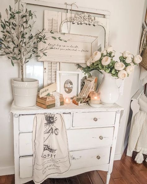 Farmhouse Pictures, Elegant Bedroom Decor, Shabby Chic Farmhouse, Favorite Flower, Bohemian Bedroom, Farmhouse Decor Living Room, Elegant Bedroom, Diy Farmhouse Decor, Dresser Decor