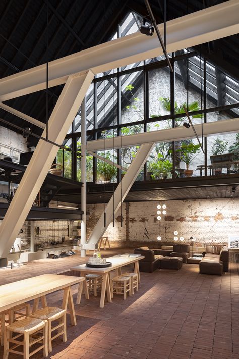 Warehouse Design Architecture, Old Factory Renovation, Industrial Warehouse Home, Warehouse Home Design, Warehouse Renovation, Warehouse Interior, Industrial Loft Design, Warehouse Living, Modern Warehouse