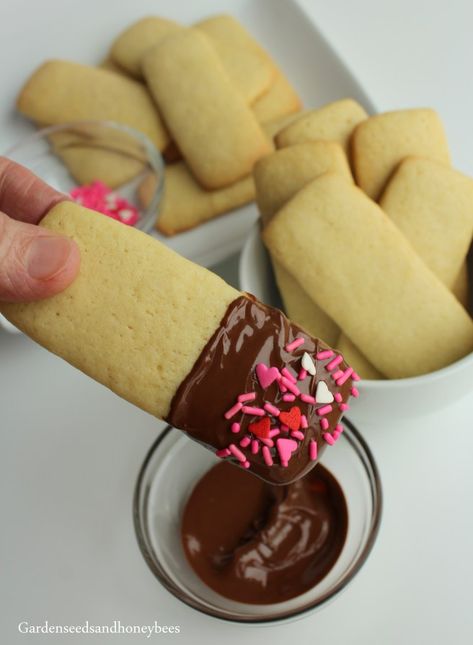 Sugar Cookie Dippers - Garden Seeds and Honey Bees Kid Friendly Wedding, Cookie Dippers, Cookie Dipper, Fondue Dinner, Christmas Cookies And Treats, Mini Dessert Recipes, Fondue Party, Wedding Treats, Mini Dessert