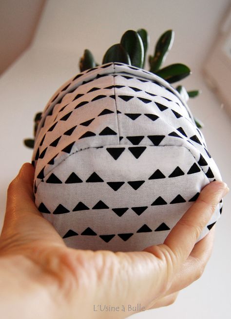 Blog DIY couture et déco. Sophie Couture, Fabric Pots, Diy Textiles, Fleurs Diy, Fabric Storage Baskets, Diy Flower Pots, Cache Pot, Cricut Tutorials, Fabric Baskets