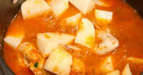 Fabulosa receta para Pollo entomatado con papas. Es fácil y muy rápido de preparar y sobre todo muy rico. Homemade Chicken Stew, Chicken Stew With Potatoes, Lemon Chicken Rice, Chicken Stew Recipe, Stew Chicken Recipe, Deli Food, Food Projects, Chicken Potatoes, Yummy Chicken Recipes