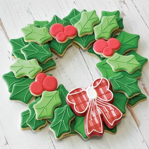 Wreath Centerpiece 4-Piece Stainless Steel Cookie Cutter Set - 4.88 x 1 x 5.38 - On Sale - Bed Bath & Beyond - 41511911 Cutout Cookies Decorated, Decorating Christmas Cookies, Cookie Wreath, Christmas Wreath Cookies, Berry Cookies, Christmas Cutout Cookies, Xmas Desserts, Wreath Centerpiece, Wreath Cookies