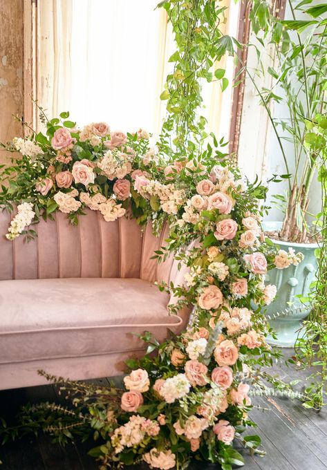 Maternity shoot with a pink sofa decorated with pink flowers. Flowers Around Sofa Wedding, Bridal Suite Floral Decor, Couch Floral Installation, Floral Installation Backdrop, Floral Bridal Backdrop, Unique Floral Installations, Sofa Wedding Decor, Pink Maternity Shoot, Floral Backdrop Photoshoot