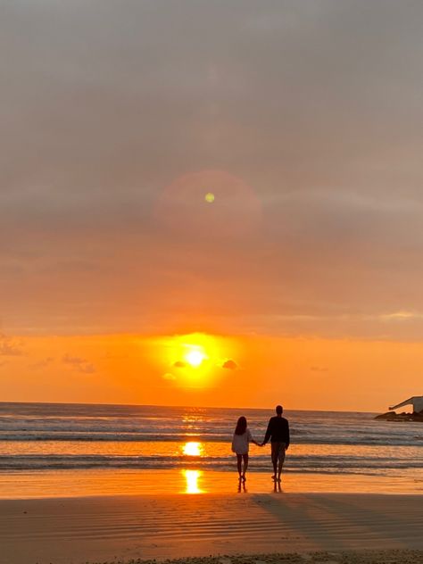 Sunrise Beach Pictures With Boyfriend, Latino Boyfriend Aesthetic, Couples In Sunset, Romantic Boyfriend Aesthetic, Watching Sunset With Boyfriend, Sunrise Couple Pictures, Sunset Date Aesthetic, Sunrise Couple Photography, Sunset Pictures With Boyfriend