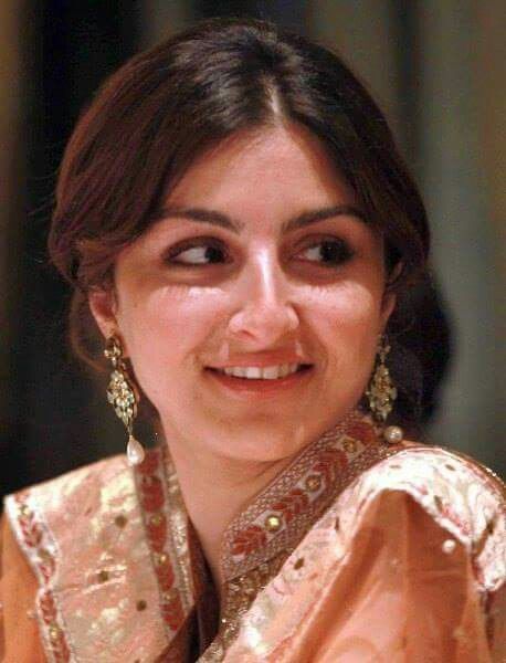 Damn Cute Soha Ali Khan Pataudi <3 Soha Ali Khan, Vintage Bollywood Aesthetic, Oily Face, Afghan Dresses, Beauty Face Women, Vintage Bollywood, Ali Khan, Bollywood Actors, Actor Model