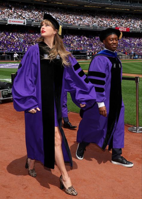 Taylor Swift at the NYU 2022 Graduation Ceremony! Graduation Edit, Taylor Swift Graduation, Nyu Graduation, Graduation Wallpaper, Earthy Elements, Graduation Speech, New York University, Taylor Swift New, Taylor Swift Web