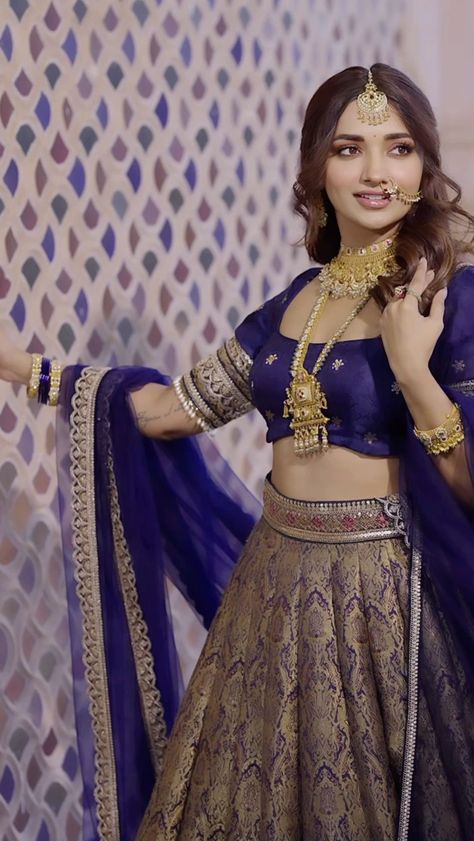 Choli Style, Jiya Shankar, Aesthetic Wear, Bride Reception Dresses, Indian Bridesmaid Dresses, Choli Dress, Simple Lehenga, Floral Lehenga, Indian Bridal Photos