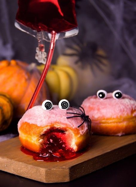 Halloween Donuts Ideas, Halloween Food Photography, Fotos Halloween, Donut Images, Bakery Inspiration, Fall Donuts, Donut Ideas, Halloween Donuts, Photo Funny