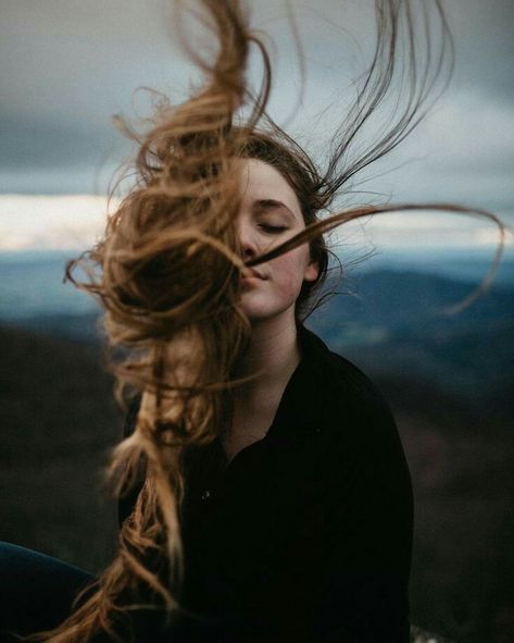 Cartoon Dp, Dark Portrait, Blowing In The Wind, Photographie Portrait Inspiration, Foto Poses, Shooting Photo, Creative Portraits, Portrait Inspiration, Girls Dp