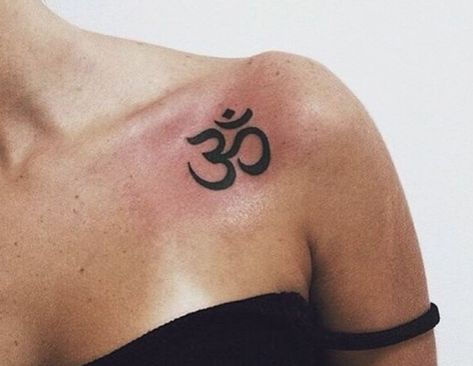 20 Tiny Tattoos With Big Meanings Small Tattoos With Big Meanings, Tattoos Polynesian, Tattoo Chinese, Protection Tattoo, Om Tattoo Design, Tattoos Hand, Small Shoulder Tattoos, Tattoos Black, Tattoos Arm