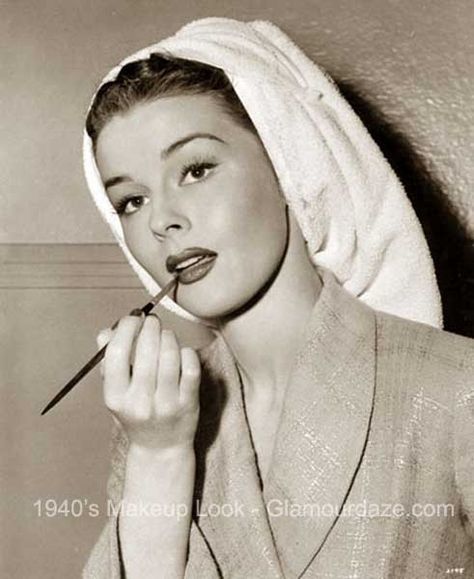 elaine-stewart-1940s-makeup.lipstick brush application tricks Elaine Stewart, 1950's Hair, 1940s Makeup, 1950s Makeup, Ruth Roman, Vintage Actors, 1950s Pinup, Beauty Plan, Vintage Housewife