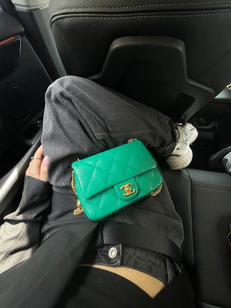 all black outfit green chanel bag outfit of the day Kelly Green Bag Outfit, Green Chanel Bag Outfit, Tiny Bag Outfit, Green Chanel Bag, Green Bag Outfit, Green Chanel, Chanel Bag Outfit, Tiny Bag, Bag Outfit