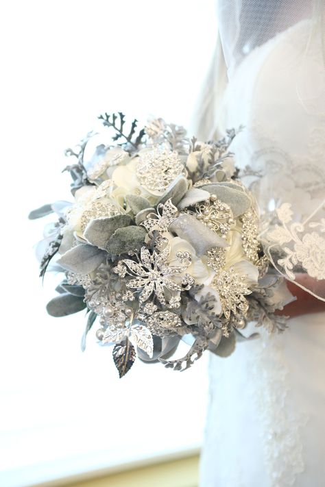 Winter Wonderland Bridal Bouquet, Fake Snow Wedding, Snowflake Bouquet, Winter Wedding Flowers Bouquets, Dance Flowers, Moodboard Wedding, Fake Flowers Wedding, Black Lace Wedding, Galaxy Wedding