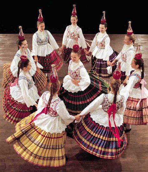 glass-dance Szabolcs region Hungary Circle Dance, Hungarian Dance, Cultural Dance, Dancing Art, Costumes Around The World, Hungarian Embroidery, Culture Fashion, World Dance, Folk Clothing