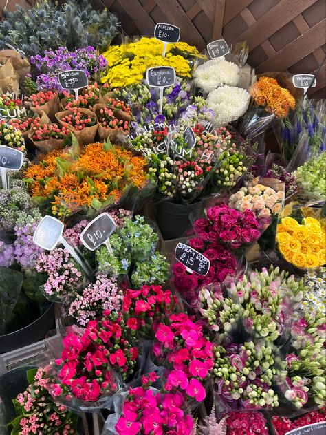 Male Florist Aesthetic, Florist Aesthetic Male, Florist Aesthetic, Aesthetic London, Florist Shop, Stop Working, Aesthetic Images, My Images, Flowers Bouquet