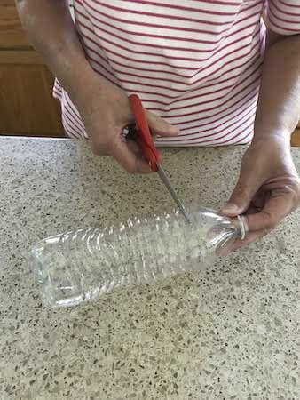 Plastic Flower Craft - Grandma Ideas Empty Pill Bottle Crafts, Plastic Bottle Crafts Flowers, Empty Water Bottles, Plastic Spoon Art, Pill Bottle Crafts, Plastic Spoon Crafts, Water Bottle Flowers, Plastic Bottle Crafts Diy, Grandma Ideas