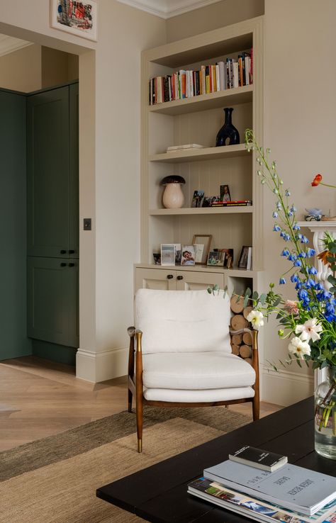 Victorian Reading Room, Snug Room Ideas, New Victorian Homes, London House Interior, Portobello London, Bookcase Hack, House Lounge, Uk House, 1930s House