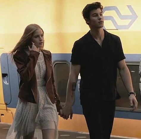 Shawn Mendes Girlfriend, Aesthetic Guy Outfits, Shawn Mendes Funny, Shawn Mendes Memes, Paparazzi Photos, Jake Paul, Katherine Mcnamara, Couple Relationship, Aesthetic Guys