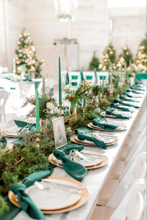 Green Themed Table Setting, Green Christmas Party, Emerald Green Christmas Dining Table, Teal Silver Hunter Green Table Setting, Blue And Silver Christmas Table Setting Winter Wonderland, Winter Wedding Plate Setting, Green & White Christmas Di Ner Table G, Christmas Table Set Up, Green Christmas Tree Decorations