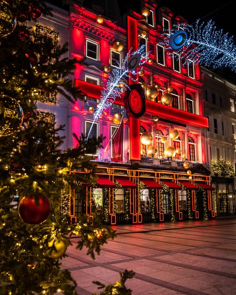 Festive exterior of Cartier store at Bond Street Bond Street Aesthetic, London Christmas Aesthetic Couple, Christmas Aesthetic London, Cartier Nyc Christmas, Cartier Red Aesthetic, Cartier Store, Regent Street London Christmas, Aesthetic London, Bond Street