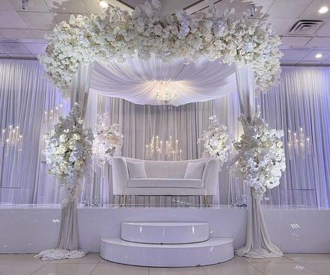 Wedding Stage Backdrop Elegant, White Theme Wedding Decor Indian, Wedding Decorations Elegant Romantic, Weddings Decorations Elegant, White Wedding Stage Decor Elegant, Pelamin White Theme, Nikah Partition Decor, Diy Engagement Decorations, Muslim Wedding Decorations