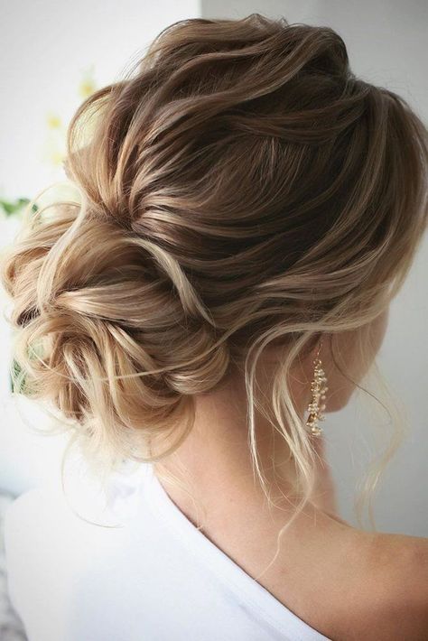 natural wedding hairstyles for short hair Updos For Medium Hair Wedding, Medium Hair Wedding, Wedding Updos For Medium Hair, Low Updo, Wedding Hair Up, Wedding Updos, Bridal Hair Updo, Up Dos For Medium Hair, Wedding Hair Inspiration