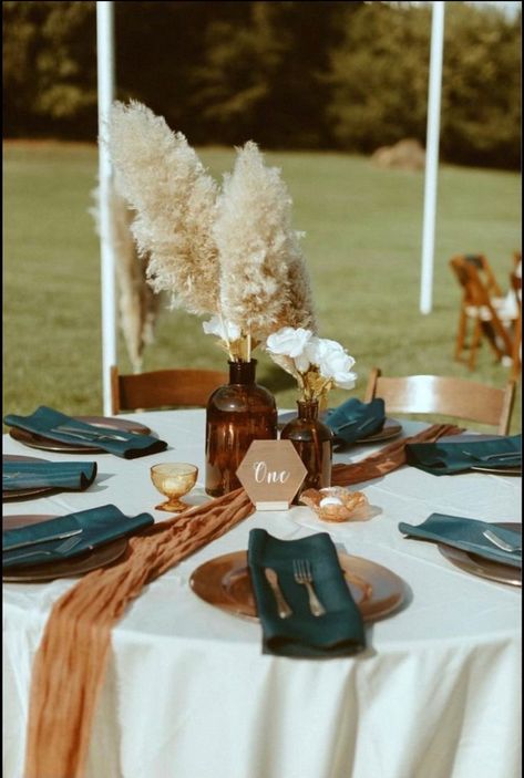 Simple Boho Table Decor Wedding, Boho Fall Wedding Aisle, Simple Western Table Centerpieces, Rustic Boho Wedding Table Centerpieces, Boho Table Decorations Wedding, Boho Western Table Centerpieces, Simple Boho Wedding Decor Centerpieces, Simple Boho Wedding Centerpieces Round Table, Boho Industrial Wedding Decor