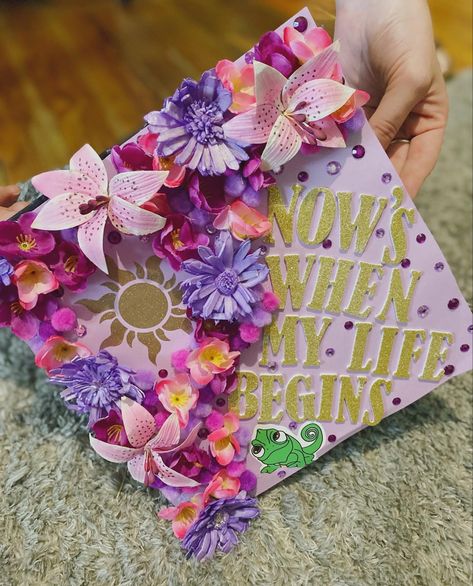 Tangled Graduation Cap, Face Art Painting, Graduation Cap Ideas, Grad Cap Designs, Diy Graduation Cap, Diy Graduation, Cap Ideas, Graduation Cap Decoration, Cap Decorations