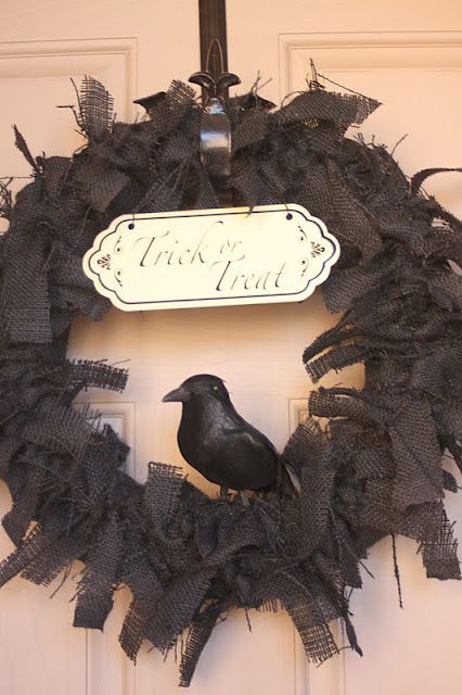 Cool wreath for Halloween! Crow Wreath, Porta Halloween, Wreaths Design, Hallowen Ideas, Diy Halloween Wreath, Fall Festivities, Halloween Wreaths, Diy Wreaths, Wreath Tutorial