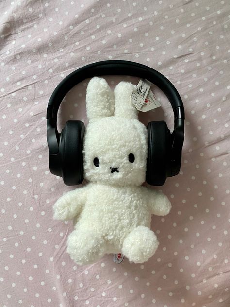 Plush Wearing Headphones, Kiki Core, Miffy Stuff, Miffy Plush, Taylor Swift Drawing, Wearing Headphones, Wearing Headphone, Diy Knitting, Silly Me