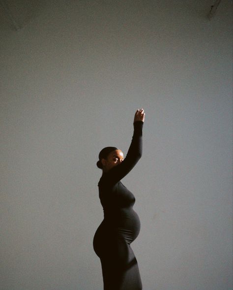 Pregnancy Slay, Cute Pregnancy Pictures, Black Motherhood, Couple Pregnancy Photoshoot, Maternity Photoshoot Outfits, A Pregnant Woman, Pretty Pregnant, Future Mommy, Maternity Photography Poses