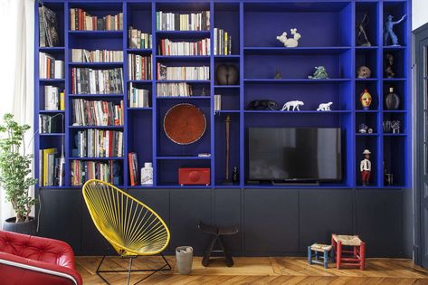 Blue Bookshelves, Yves Klein Blue, Yves Klein, Apartment In Paris, Paris Apartments, Blue Interior, Apartment Inspiration, Klein Blue, Blue Decor